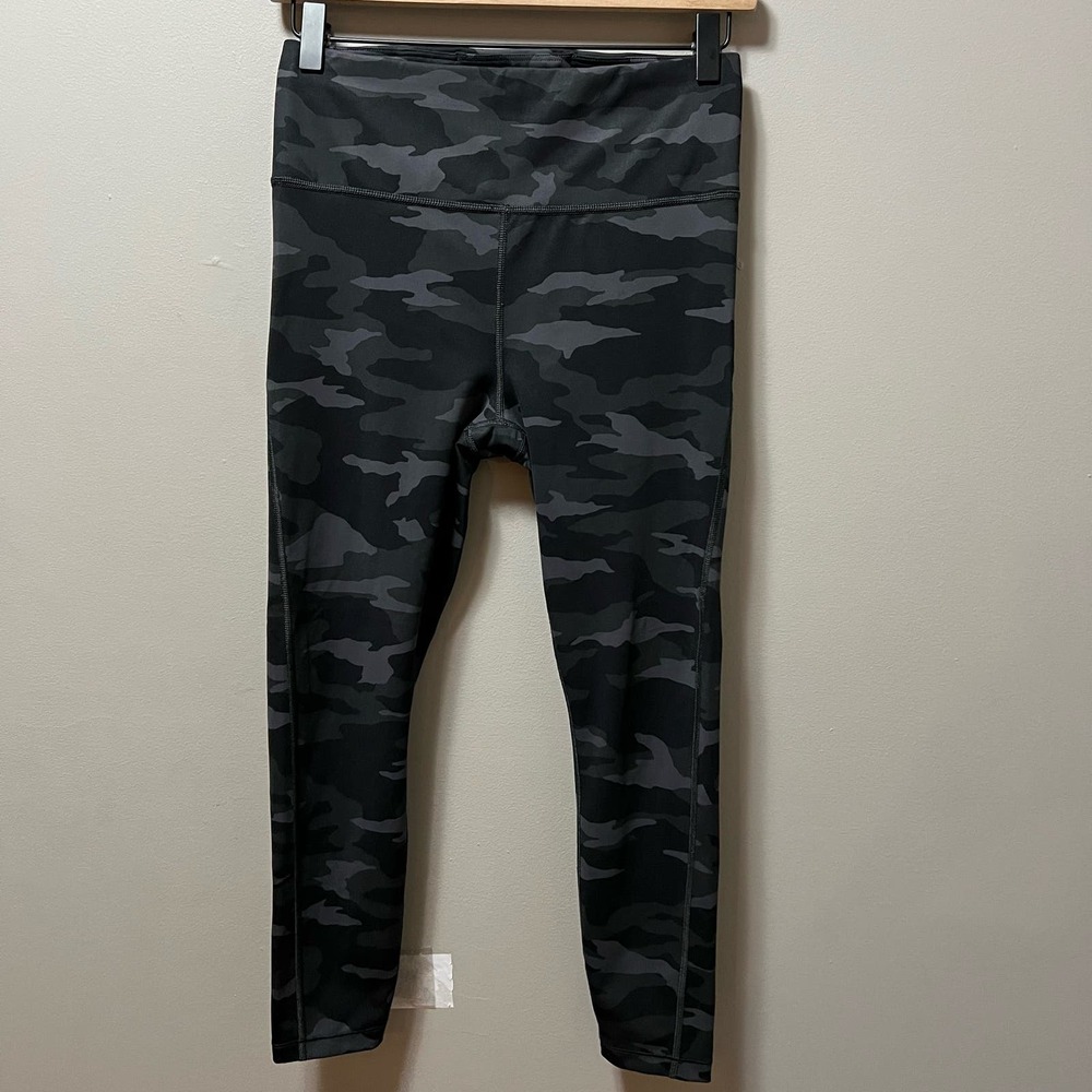 Athleta women’s ultimate 7/8 leggings in black camo size‎ Small